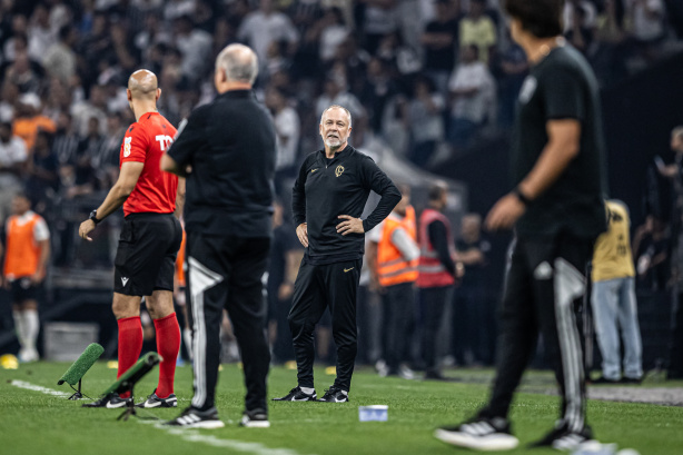 Mano Menezes comenta pressão da torcida após empate e cobra firmeza dos  jogadores no Brasileirão