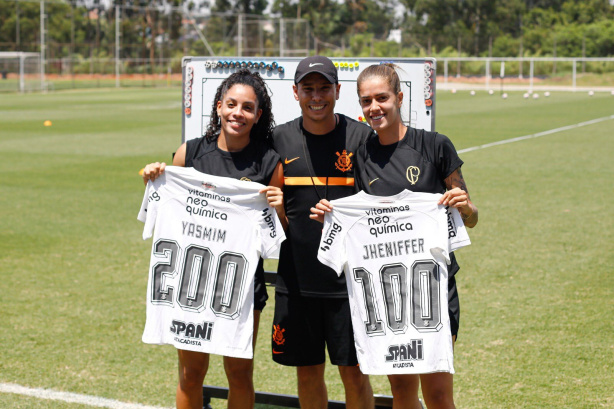 Yasmim e Jheniffer recebem homenagem do Corinthians ap�s completarem n�meros hist�ricos