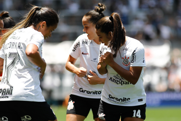 Corinthians faz goleada histórica contra o Palmeiras e vai à final