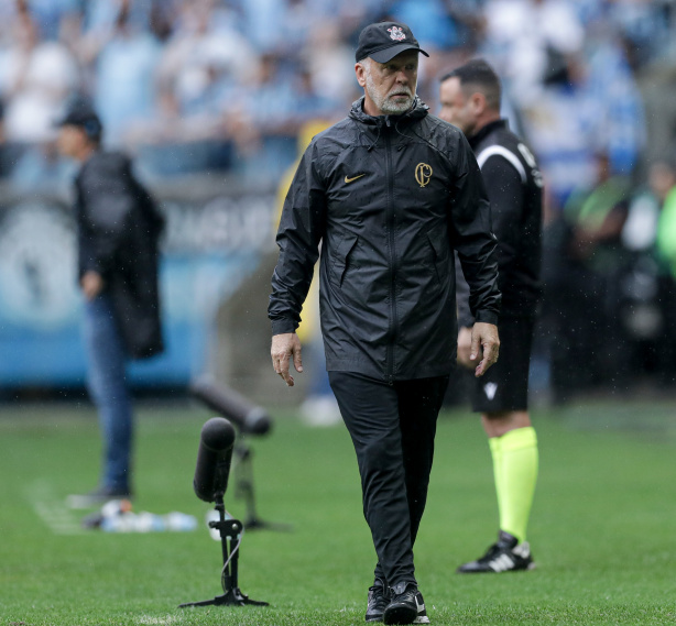 Mano Menezes na beira do campo diante do Grêmio