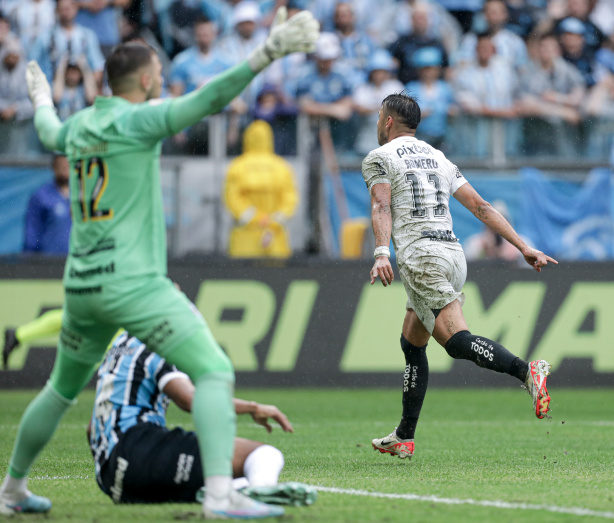Ele não conseguiu jogar contra o Grêmio e agora preocupa a torcida do  Corinthians