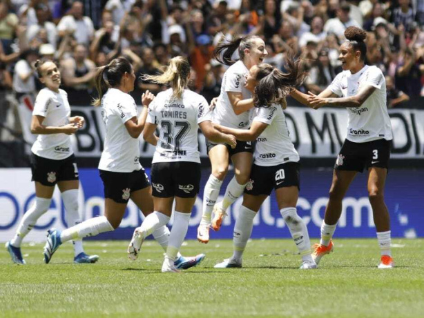 Corinthians faz goleada histórica contra o Palmeiras e vai à final do