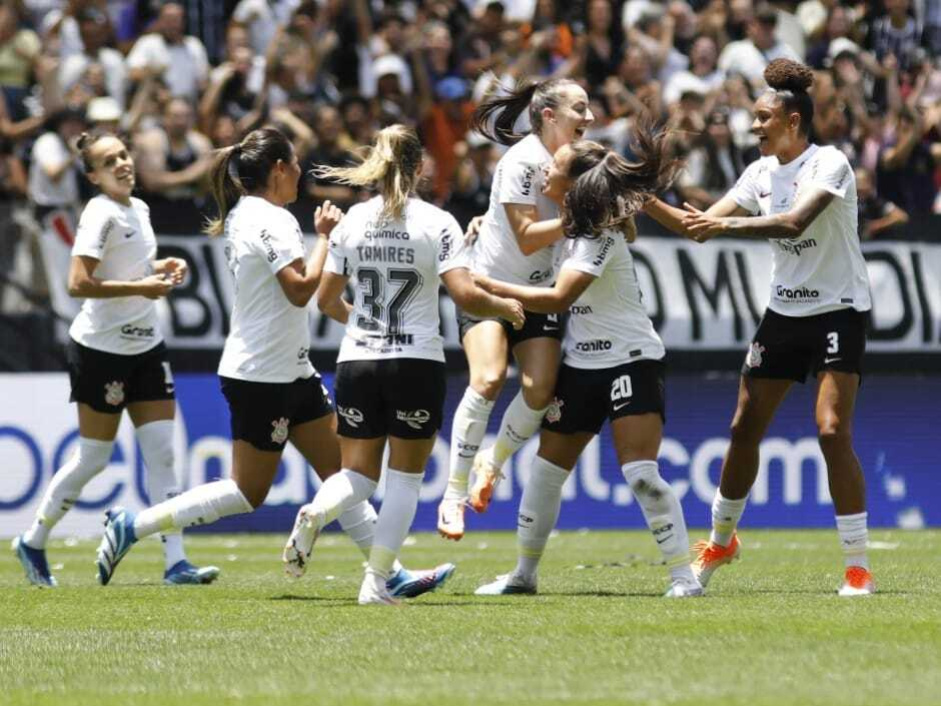 Corinthians leva 42 mil pessoas à Arena e retoma recorde de público no  futebol feminino, corinthians