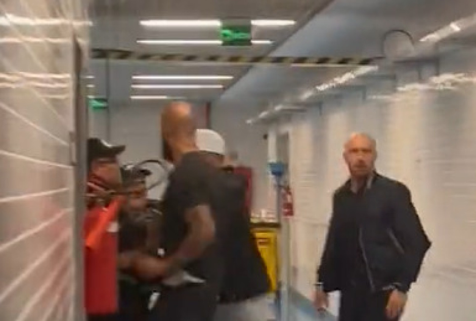 Na smula, o rbitro detalha que o gerente de futebol Alessandro Nunes tentou invadir a cabine do VAR
