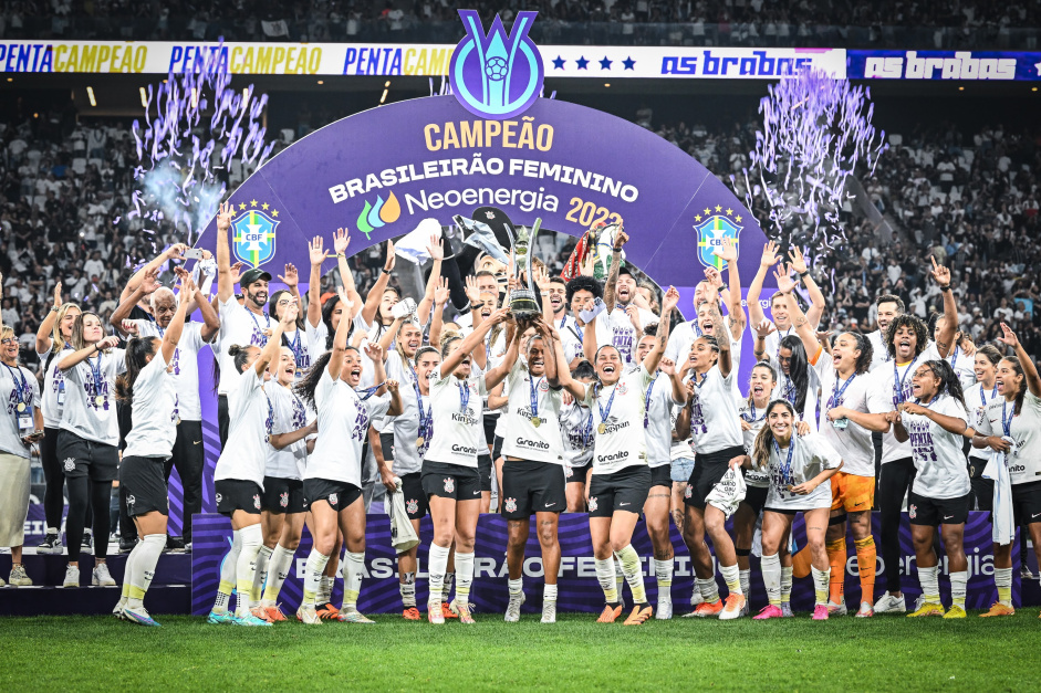 Futebol feminino do Corinthians alcança recorde histórico com premiações na  temporada de 2023