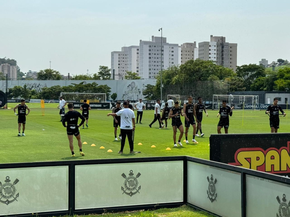 O Corinthians treinou nesta sexta-feira no CT Joaquim Grava