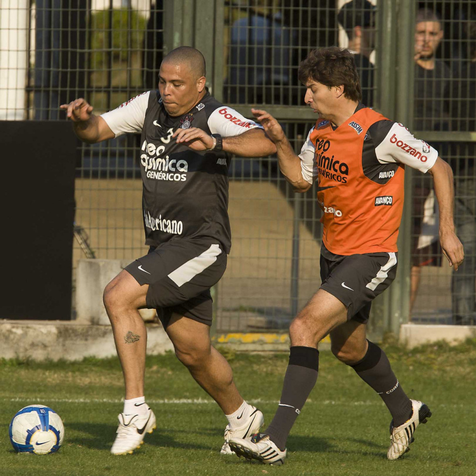 Ronaldo e Tcheco durante treino do Corinthians