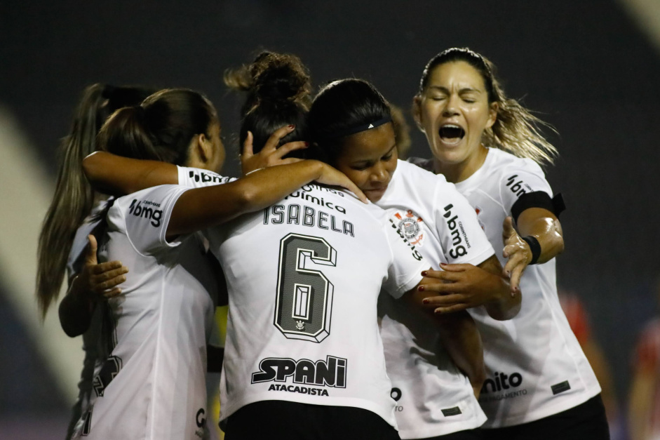 Elenco do Corinthians comemora gol marcado contra o São Paulo na primeira fase do Paulistão Feminino 2023