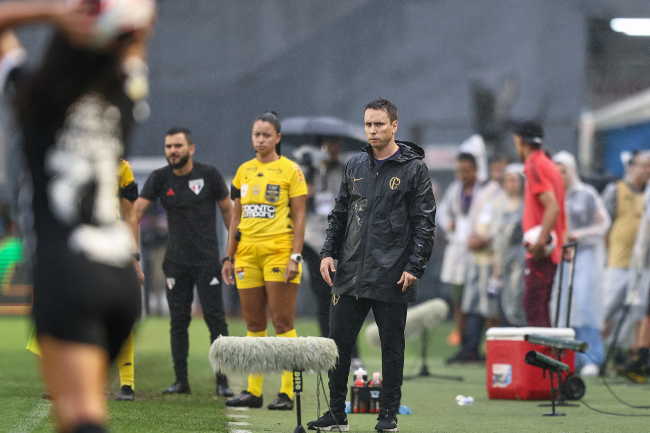Treinador leva a pior em dia de avaliações baixas após derrota do Corinthians