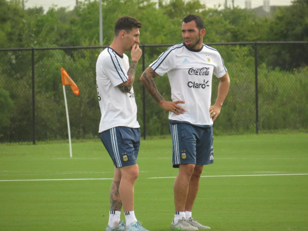 Messi e Tevez em treino da seleção da Argentina