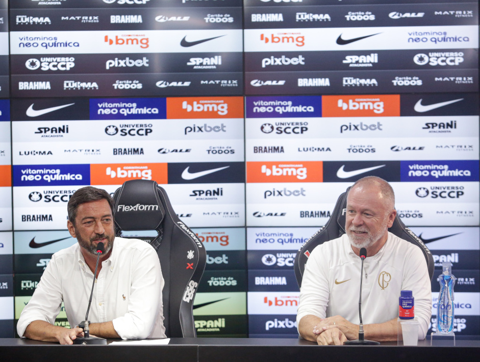 Duilio Monteiro Alves e Mano Menezes durante a apresentao do treinador