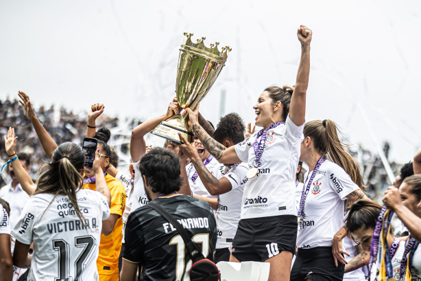 Corinthians feminino bate recorde de títulos em 2023 e chega a 17