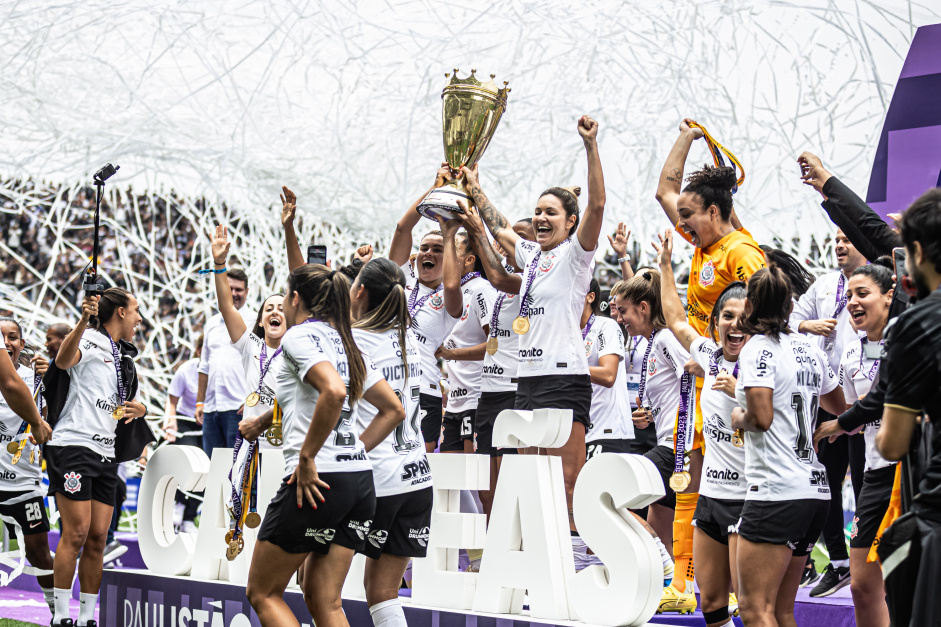 O Corinthians se tornou o maior campeo dos principais torneios do futebol feminino