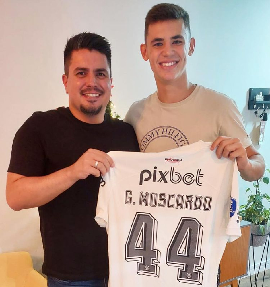 Moscardo presenteou Edu Vergueiro, auxiliar do Sub-20, com uma camisa