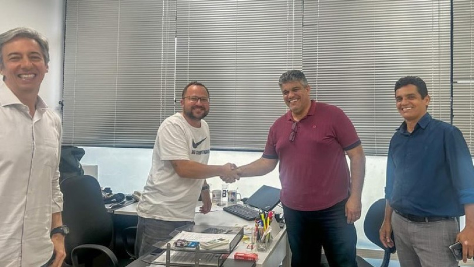 Caique (esquerda) e Marcão (direita) se cumprimentam em meio ao processo de transição no departamento de esportes terrestres do Corinthians