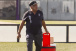 Massagista do Corinthians se emociona ao viver �ltimos momentos com F�bio Santos no clube; assista