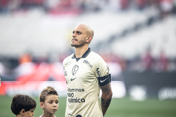 Corinthians homenageia Fábio Santos antes do duelo contra o Internacional