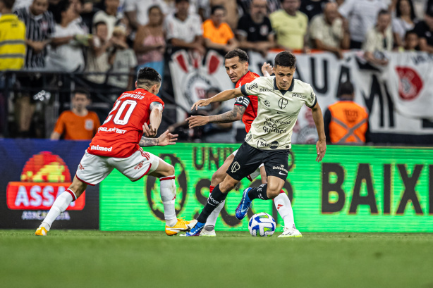 Matheus Araújo lamenta chances perdidas pelo Corinthians em derrota para o Internacional