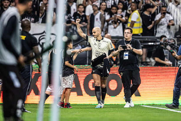 Fábio Santos vai se despedir do Corinthians em jogo contra Internacional;  veja detalhes