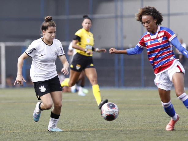 Miracatu em a��o durante jogo do Corinthians na Copinha Feminina