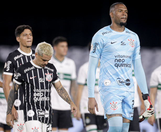 Meia do Corinthians está fora de grande clássico ou vai jogar?