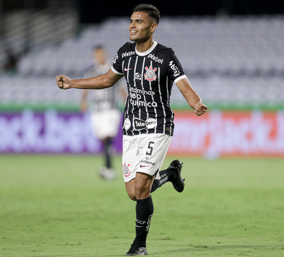 Fausto Vera celebra o primeiro gol pelo Corinthians