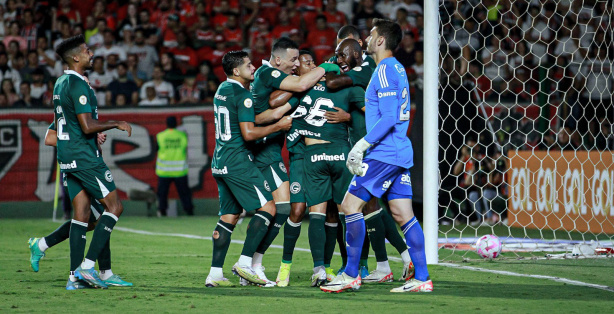 Hugo, que está sendo abraçado na foto, assinou pré-contrato com o Corinthians
