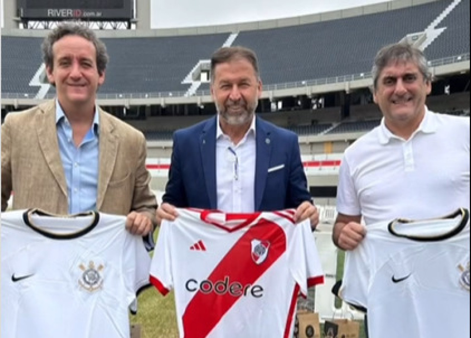 Augusto Melo encontrou o vice-presidente do River Plate, da Argentina; na foto tambm aparece Enzo Francescoli (direita), ex-jogador uruguaio que defendeu o clube argentino