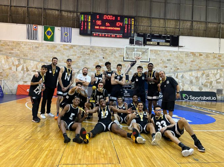A equipe Sub-20 do Corinthians decidiu fora de casa em todas as finais que disputou na competio