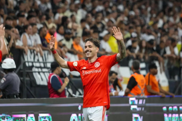 Goleiro do Corinthians comparece a jogo de futebol americano em Miami e é  presenteado com camisa