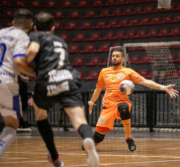 Goleiro ganha espaço com saída de concorrente e é promovido ao profissional do Corinthians Futsal