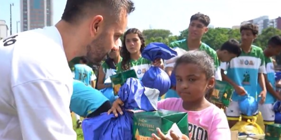 Corinthians realiza ao de Natal em projeto social com a presena de dolo do futsal