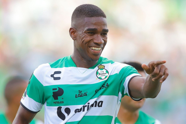 VAI CHEGAR? Jornalista informa a situação de Félix Torres com o Timão