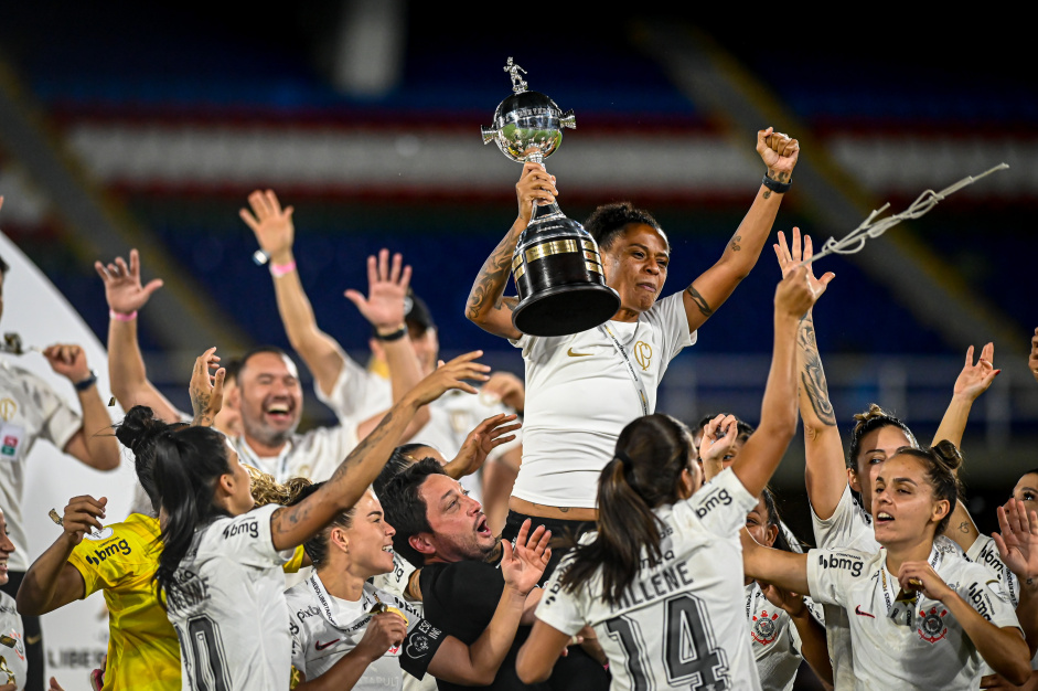 Jogadoras do Corinthians levantando taa da Libertadores Feminina de 2023