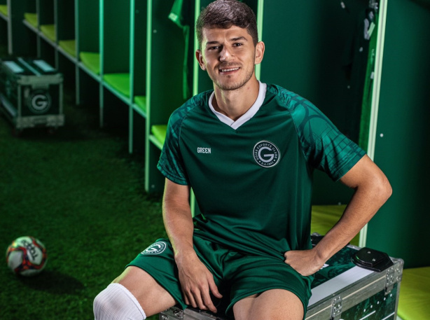Lateral-esquerdo Hugo, do Goiás, quarto reforço confirmado pelo Corinthians para 2024
