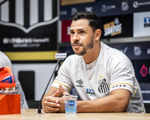 Giuliano é apresentado pelo Santos nesta quarta-feira