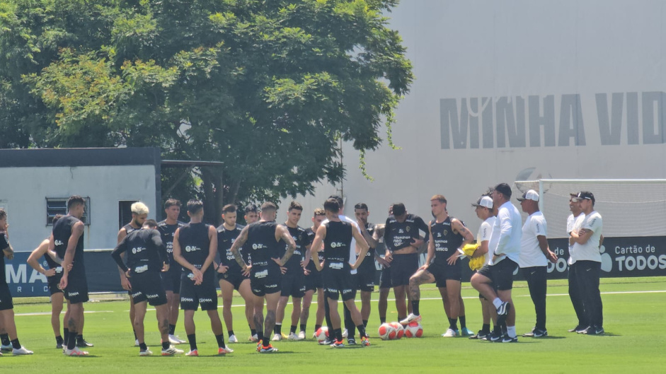 O Corinthians treinou na manh desta quarta-feira no CT Joaquim Grava