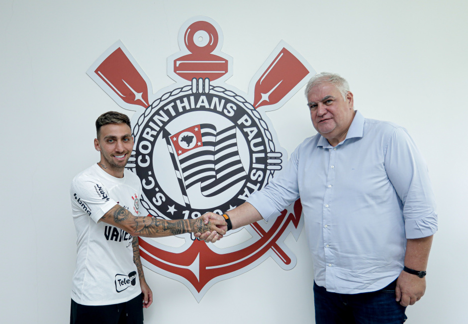 Corinthians oficializa renovao contratual de Gustavo Mosquito