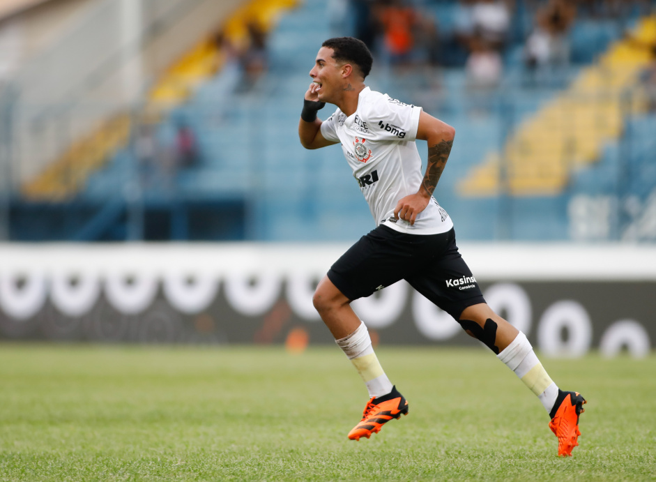 Higor correndo em campo aps marcar gol pelo Corinthians na Copinha
