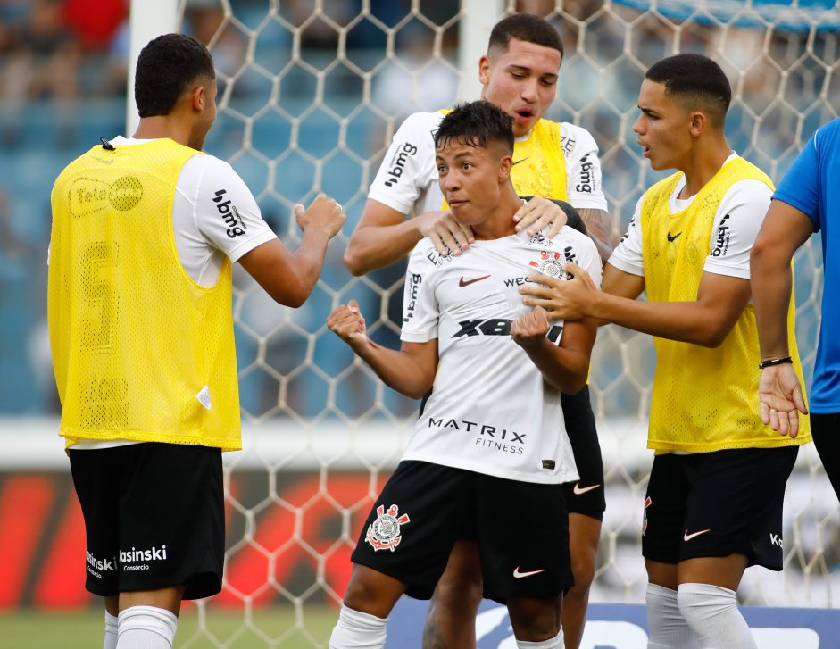Corinthians define futuro na Copinha em duelo contra o Atltico-GO