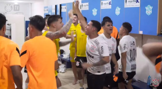 Jogadores do Corinthians comemorando classifica��o na Copinha