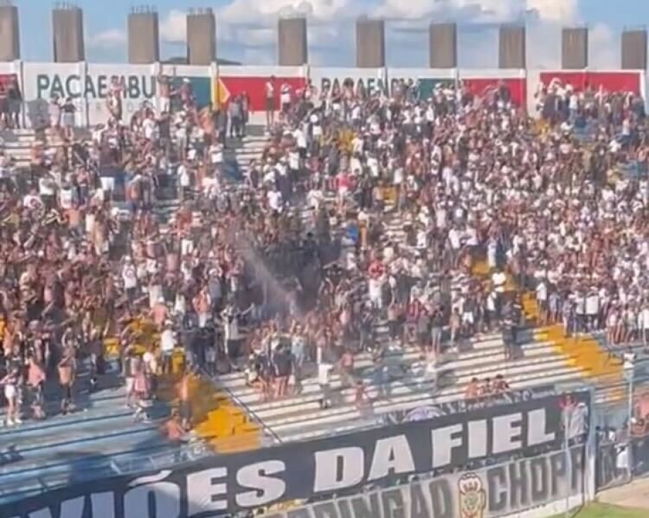 Torcida do Corinthians se refresca em meio  forte calor durante jogo da Copinha