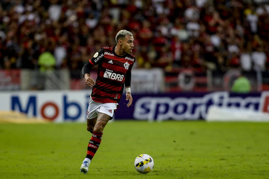 Corinthians formaliza proposta por lateral-direito do Flamengo