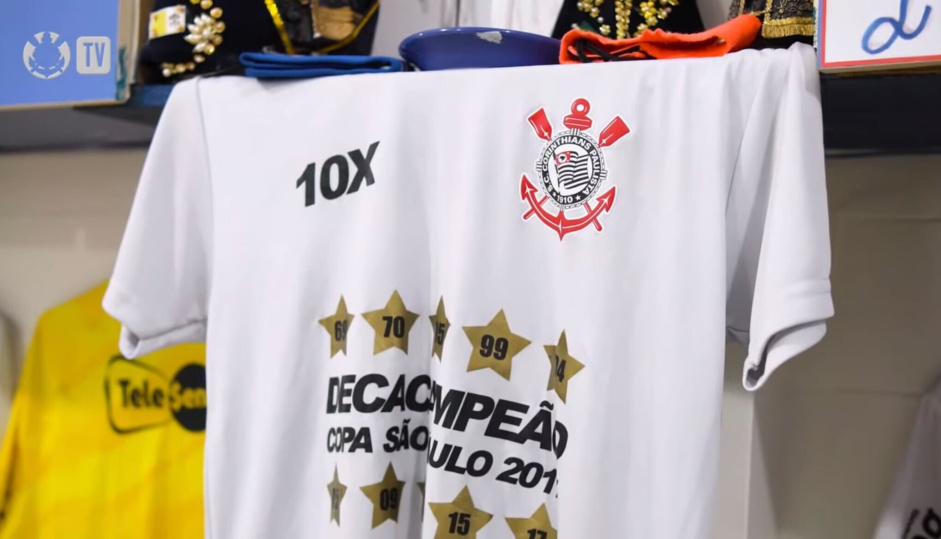 Camisa de "Decacampeo" de 2017  exposta em vestirio do Corinthians na Copinha