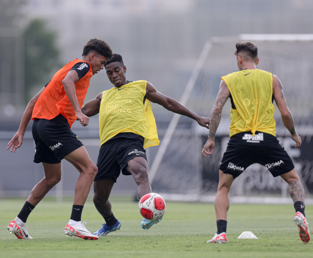 Rafael Ven�ncio, F�lix Torres e Gustavo Mosquito durante treino do Corinthians