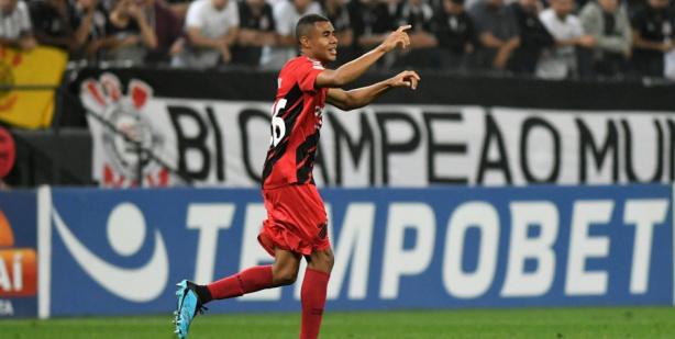 Volante do Athletico-PR abre o jogo e fala sobre proposta 'tentadora' do Corinthians