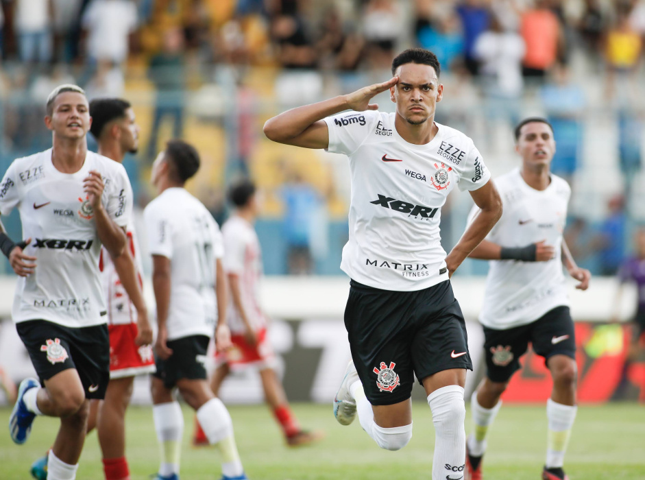 Defensor projeta final contra o Cruzeiro e fala em honrar a tradio do Corinthians