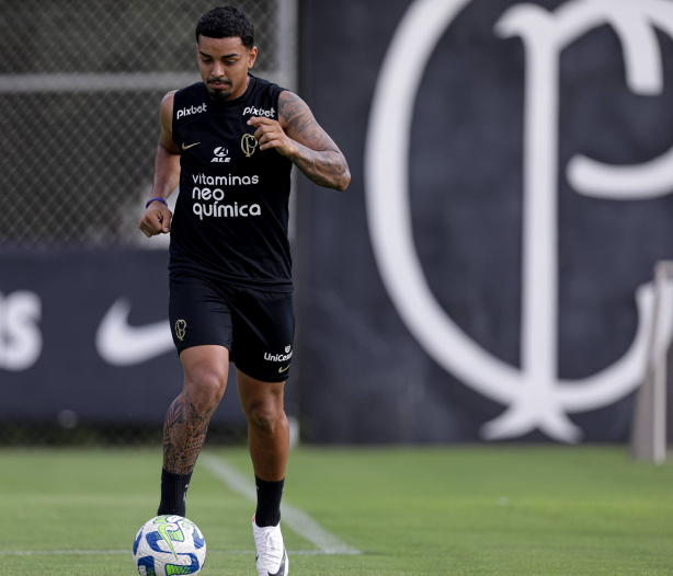 Lateral vive indefinição no Corinthians e treina separado do restante do elenco