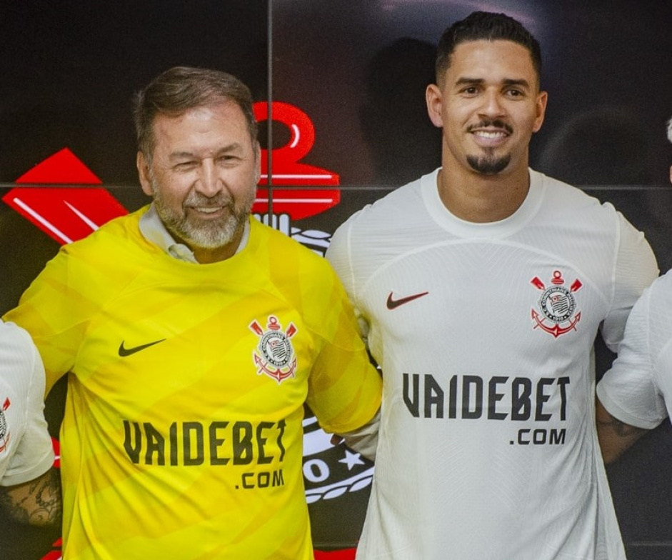 Augusto Melo e Lucas Verssimo no momento do anncio da VaideBet como patrocinadora do Corinthians