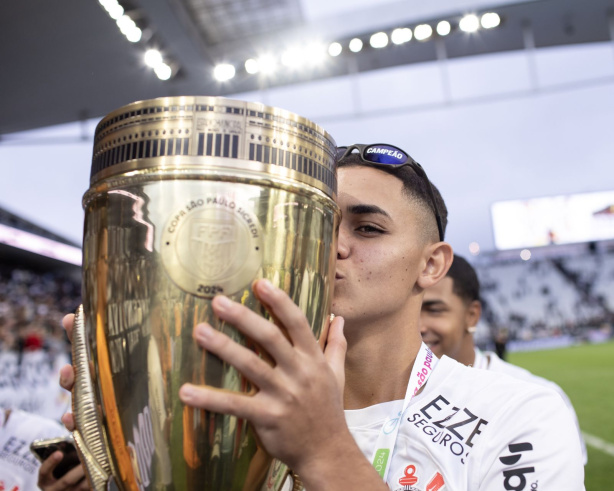 Bahia com a taça da Copinha